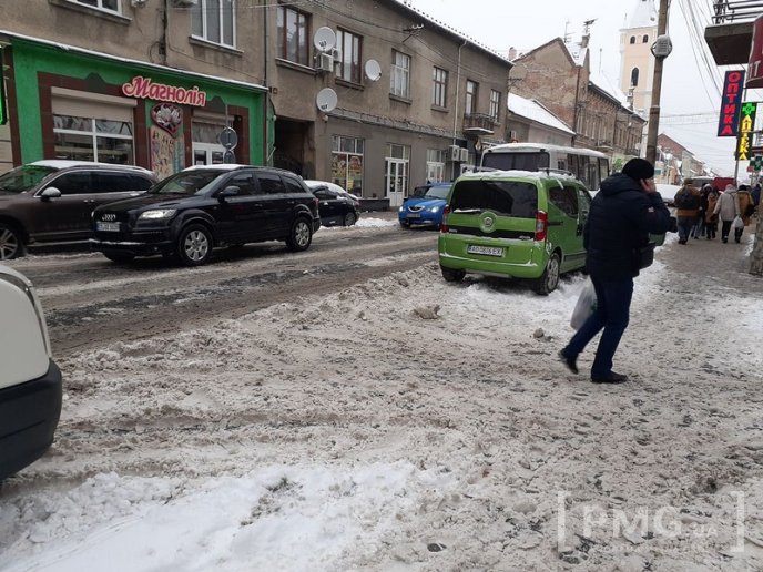 Центр Мукачева потопає у снігу. Дороги і тротуари не розчищені – 02
