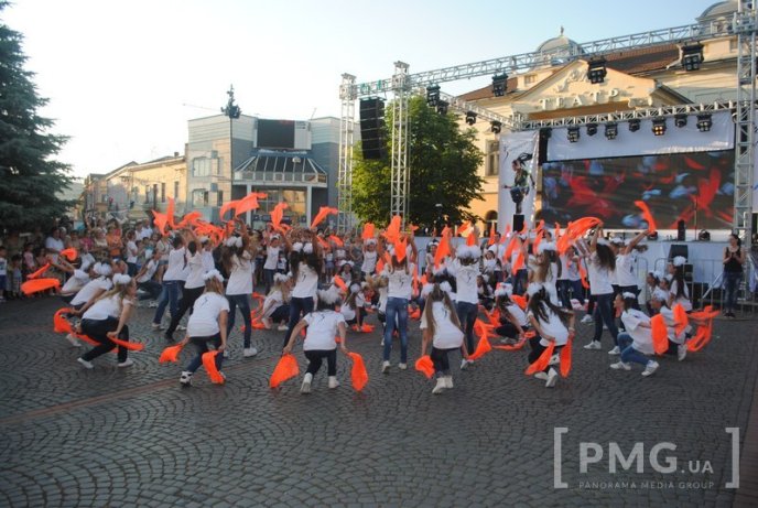 У Мукачеві шоу-балет "Сучасник" відзначив свій 30-річний ювілей святковим концертом – 06