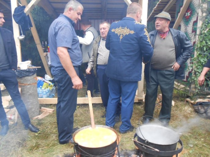 На Рахівщині із небувалим успіхом пройшов перший етно-фестиваль по приготуванню баранини на відкритому вогні – 11 На Рахівщині із небувалим успіхом пройшов перший етно-фестиваль по приготуванню баранини на відкритому вогні – 11