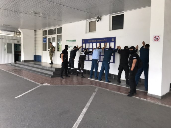 На КПП "Тиса" СБУ затримали прикордонників та митників, які вимагали гроші від водіїв українських мікроавтобусів з Італії, – ЗМІ – 02