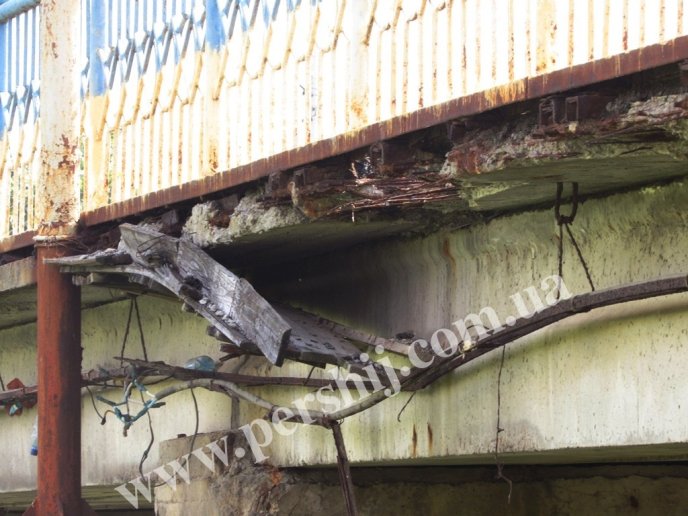 На мосту у Мукачеві знову з’явились провалля – 04