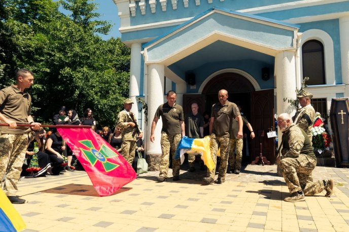 У Мукачеві поховали Героя, який захищав Україну на фронті – 01 У Мукачеві поховали Героя, який захищав Україну на фронті – 01