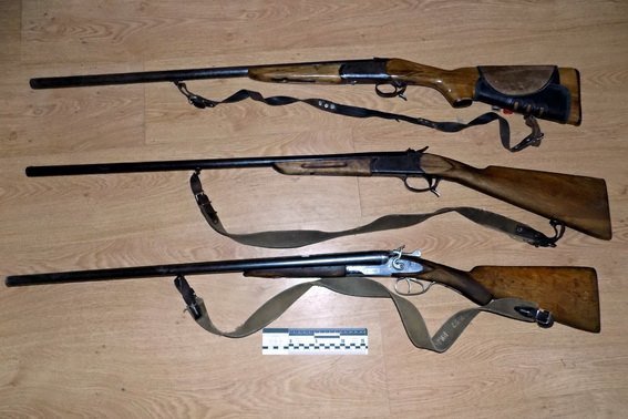 Поліцейські знайшли у закарпатця рушниці, патрони та порох – 03