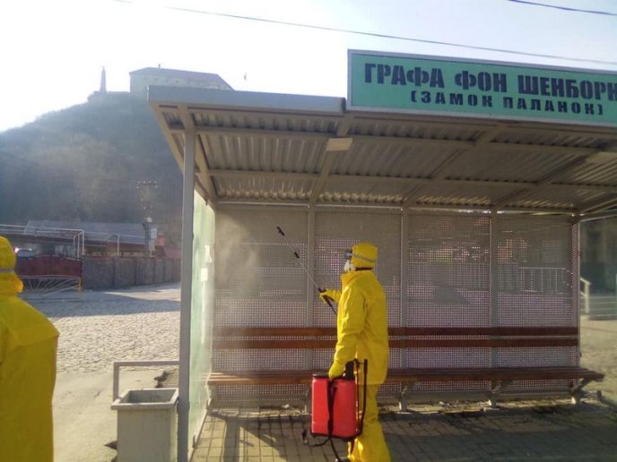 У Мукачеві дезінфікують автобусні зупинки та під’їзди багатоповерхівок – 07