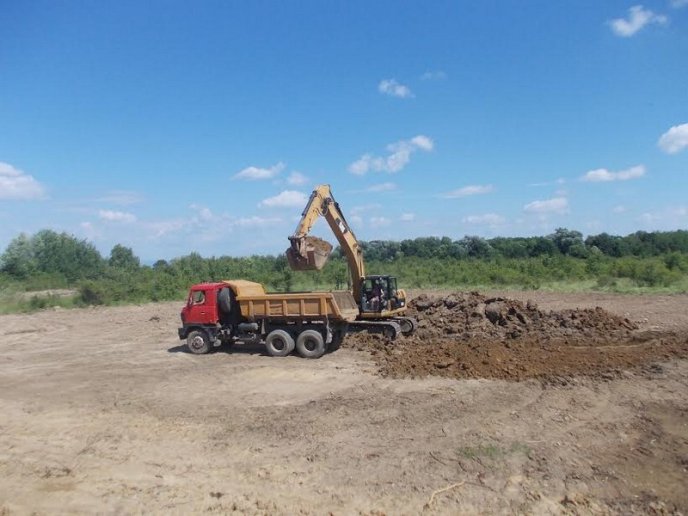 В одному із закарпатських сіл переобладнають в’їзди в двори і облаштують тротуари – 06
