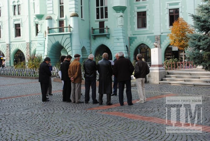 Десяток активістів в центрі Мукачева протестували проти фашизму (ФОТО) – 01