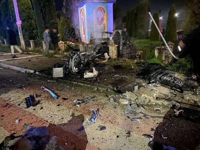 У палаючому авто загинув пасажир: з’явилися фото з місця моторошної ДТП – 04