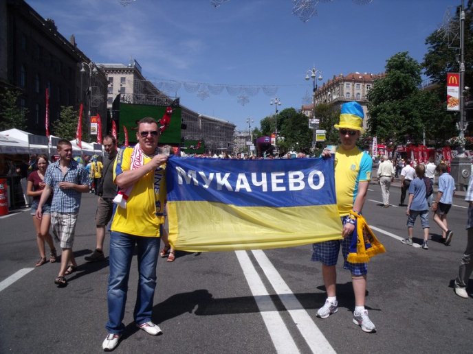Мукачівці підтримували збірну України на "Олімпійському" (ФОТОРЕПОРТАЖ)  – 03