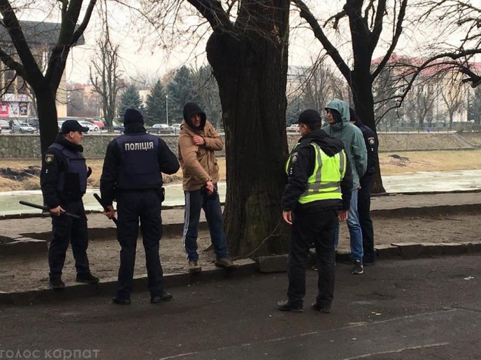 В центрі Ужгорода кількох жінок невідомі облили фарбою – 07