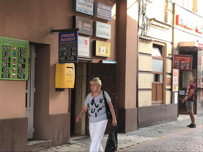 На Закарпатті стрімко дорожчає долар – 03