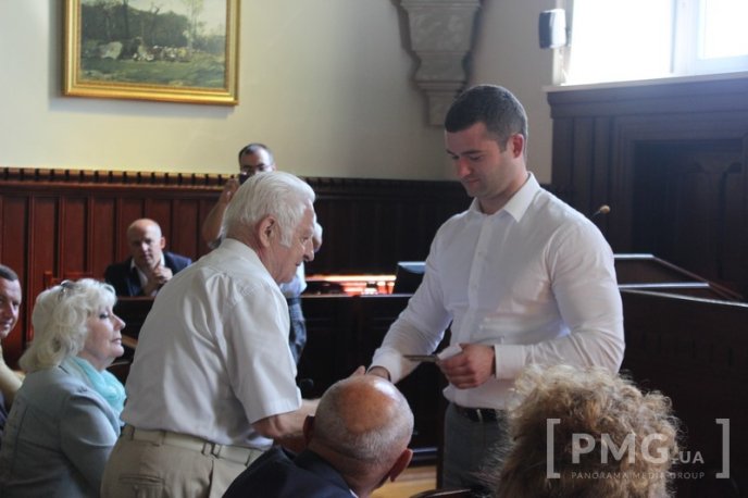 Почесним городянам вручили перші картки мукачівця   – 12 Почесним городянам вручили перші картки мукачівця   – 12