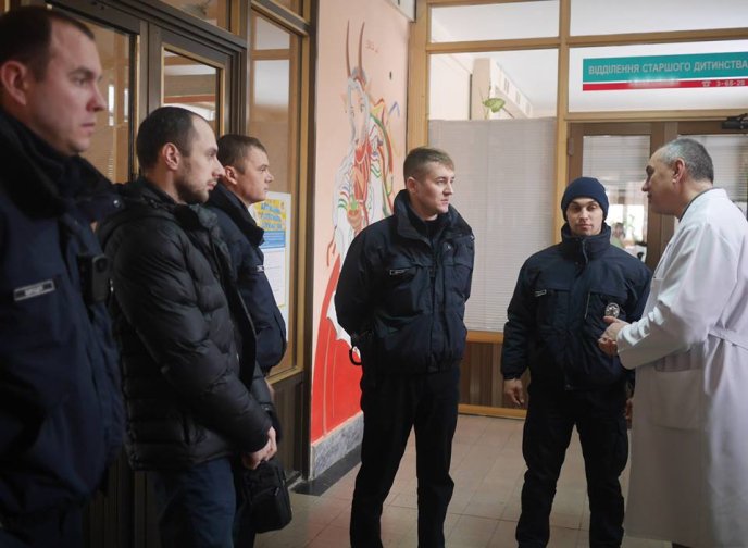 До юних пацієнтів Ужгородської міської лікарні завітали патрульні поліцейські – 01 До юних пацієнтів Ужгородської міської лікарні завітали патрульні поліцейські – 01