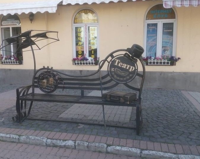 У центрі Мукачева встановлюють незвичну лавицю – 13