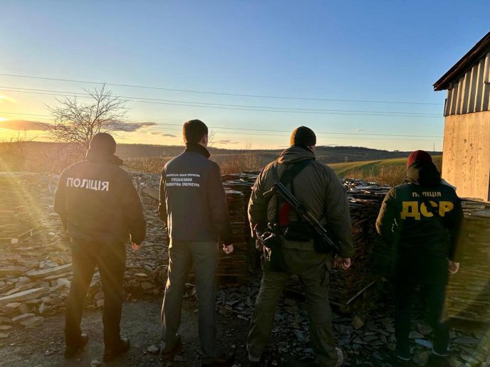 Затримано двох осіб, яких підозрюють у незаконному видобутку корисних копалин – 01