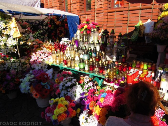 Вінки, свічки та квіти: у скільки обійдеться вшанувати пам’ять померлих у Мукачеві – 02