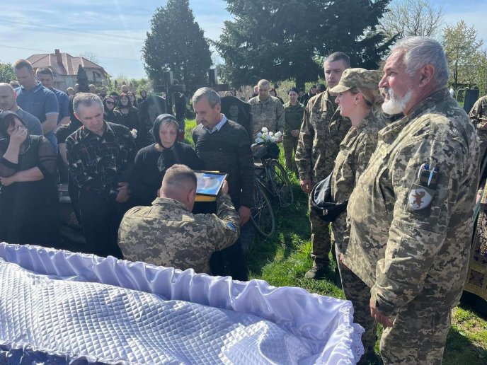 Сотні закарпатців навколішки проводжали Героя в останню путь – 05