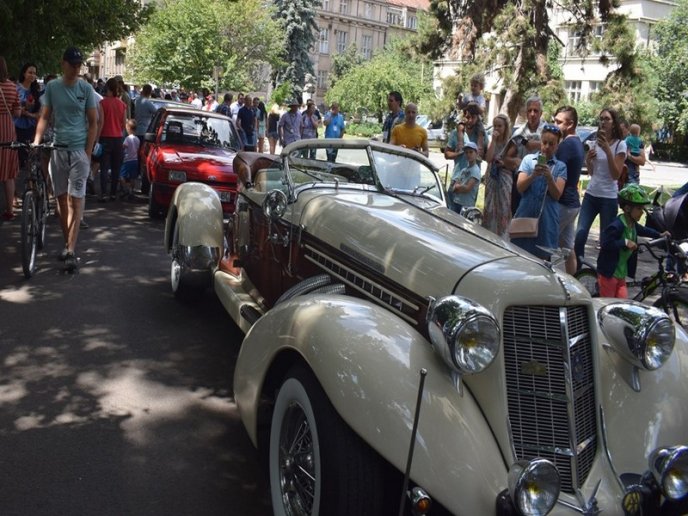 80 ретроавтомобілів і мотоциклів їздили вулицями Ужгорода – 20 80 ретроавтомобілів і мотоциклів їздили вулицями Ужгорода – 20