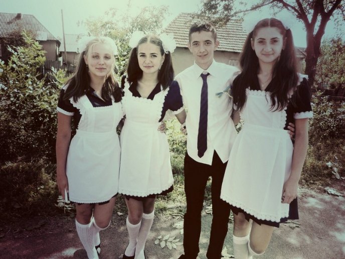 Шкільний фотоальбом: як учні Мукачева 1 Вересня відзначали (ФОТОРЕПОРТАЖ) – 49