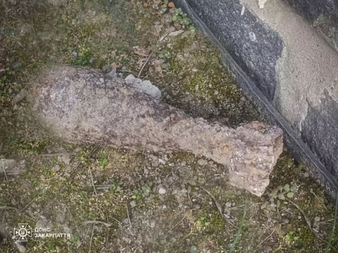 Міна пролежала в землі багато десятиліть / фото: ДСНС Закарпаття