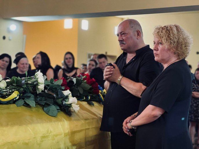 У Мукачеві попрощалися із загиблим на війні 32-річним Героєм – 01