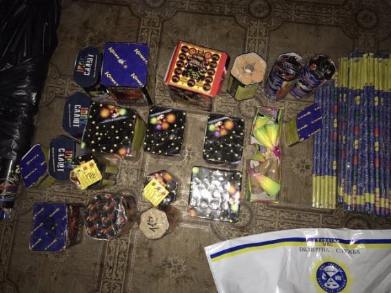 Поліція Рахівщини вилучила "ліву" піротехніку на 10 тисяч гривень – 02