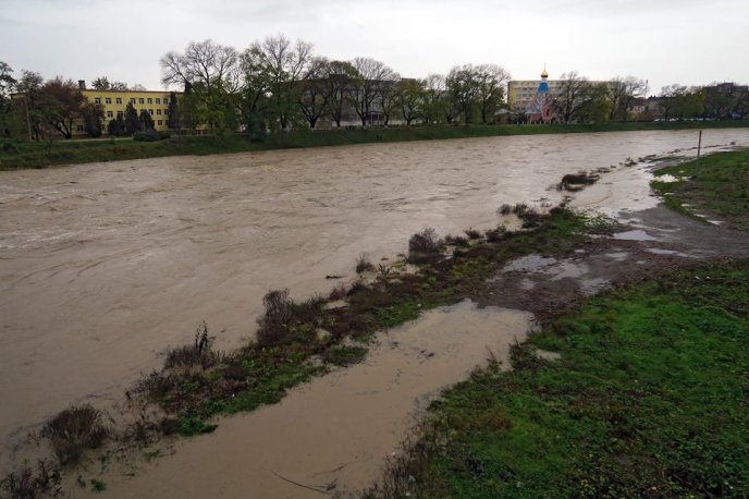 На Ужгородщині вода затопила три футбольних поля, земельні угіддя та пляж з будиночками в Оноківцях – 02 На Ужгородщині вода затопила три футбольних поля, земельні угіддя та пляж з будиночками в Оноківцях – 02