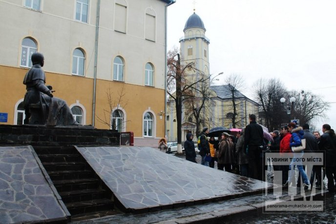 Мукачівці намагались розгадати секрет невідомого пам’ятника на вулиці Пушкіна (ФОТОРЕПОРТАЖ) – 05