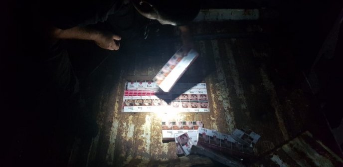 Чергова "знахідка": прикордонники вилучили понад 7 тисяч пачок контрабандних цигарок – 01