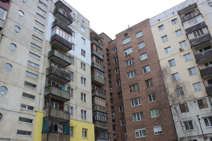 В Ужгороді жителі багатоповерхівки на вулиці Минайській оновили дах будинку – 14