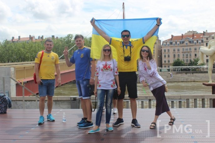 Вулиці Ліона вщерть переповнені українськими уболівальниками – 01