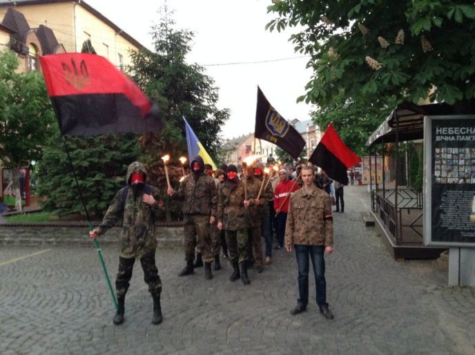 У Мукачеві провели марш пам’яті, присвячений Небесній сотні та полеглим Героям Одеси (ФОТО) – 04