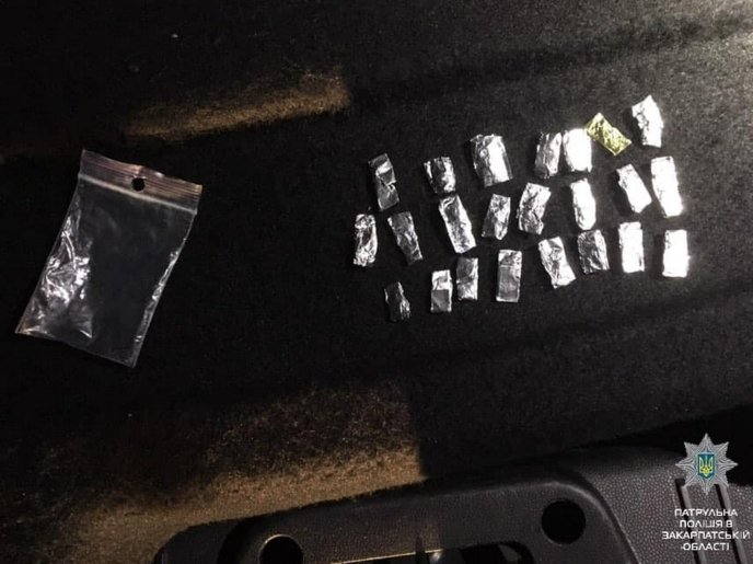 У Мукачеві в двох чоловіків знайшли 40 згортків із наркотиками – 01