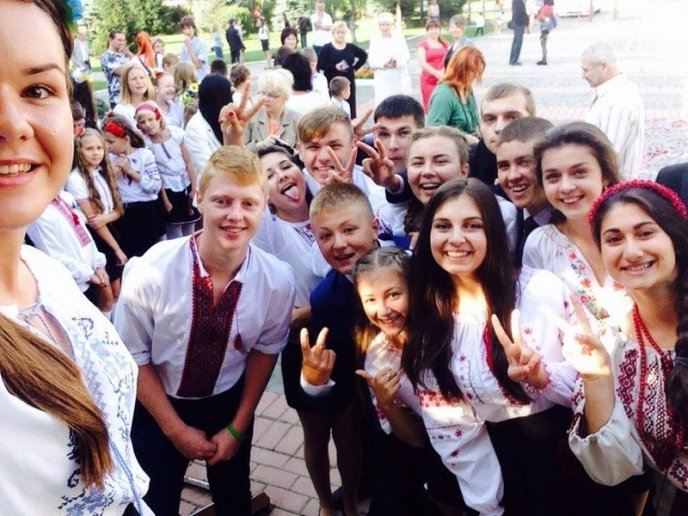 Шкільний фотоальбом: як учні Мукачева 1 Вересня відзначали (ФОТОРЕПОРТАЖ) – 31