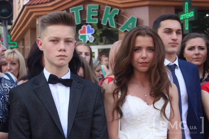 На центральній площі Мукачева проходить "Свято випускників – 2016"  – 19