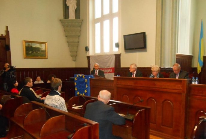 Громадська рада у Мукачеві висловилася за відставку Президента України, Кабінету Міністрів та розпуск Верховної Ради України (ФОТО) – 01