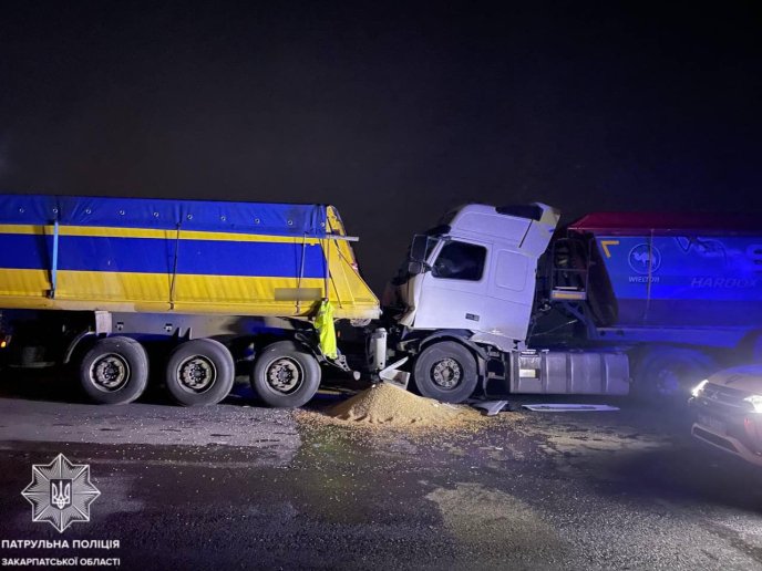 Одна вантажівка врізалась в іншу: подробиці від поліції – 01 Одна вантажівка врізалась в іншу: подробиці від поліції – 01