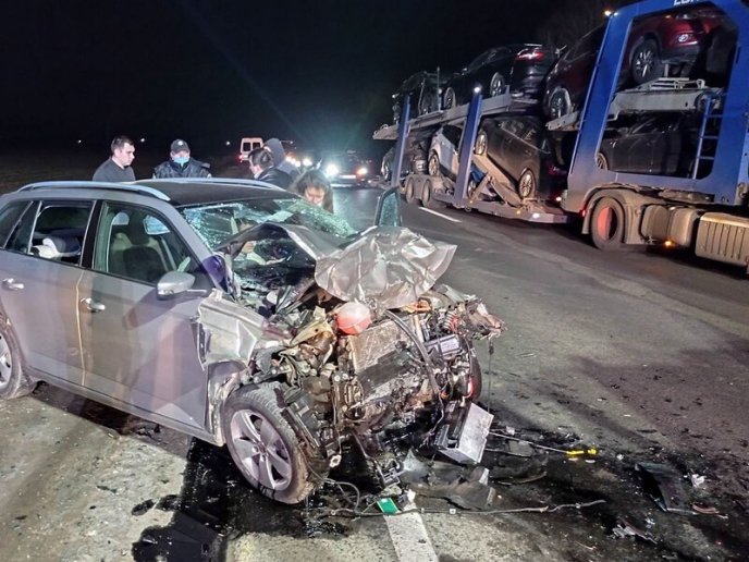 Одного з пасажирів вирізали з потрощеної машини: подробиці вечірньої ДТП на Мукачівщині – 04 Одного з пасажирів вирізали з потрощеної машини: подробиці вечірньої ДТП на Мукачівщині – 04