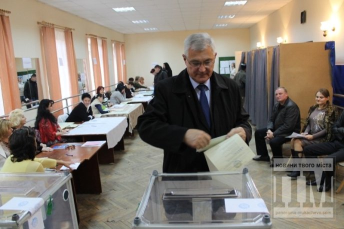 Мер Мукачева віддав свій голос за "лідера" та "партію, яка принесе зміни" (ФОТО) – 03