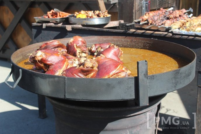 У Мукачеві розпочався фестиваль "Огинь і мнясо": асортимент та ціни – 14