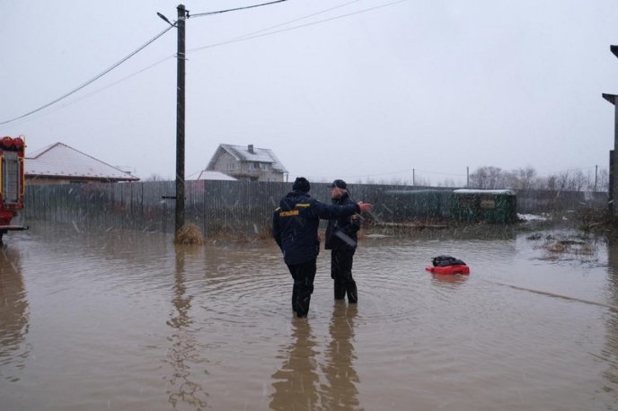 На Закарпатті сильні дощі спричинили підтоплення: ВІДЕО  – 10