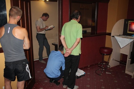 Новий керівник Закарпаття був особисто присутній на закритті підпільного казино в центрі Ужгорода – 04