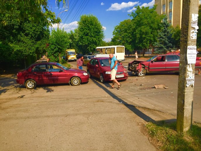 В Ужгороді сталося потрійне ДТП – 01