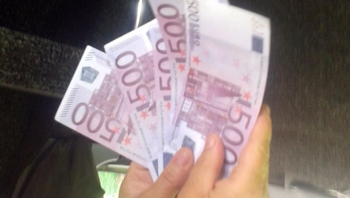 Дорогу із Мукачева до Хуста встелили "банкнотами" номіналом 500 євро – 03