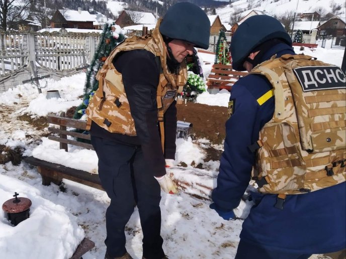 Під час викопування могили селяни натрапили на небезпечну знахідку – 02