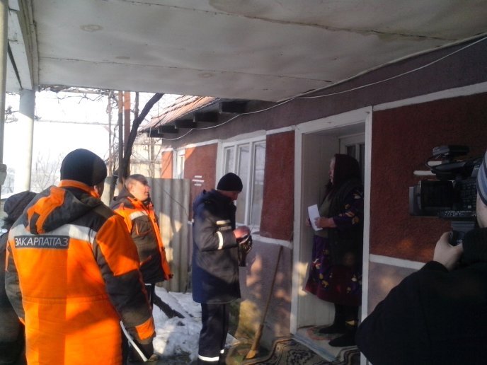 Виноградівські рятувальники та газовики попереджали пожежі в житловому секторі села Сасово – 02 Виноградівські рятувальники та газовики попереджали пожежі в житловому секторі села Сасово – 02