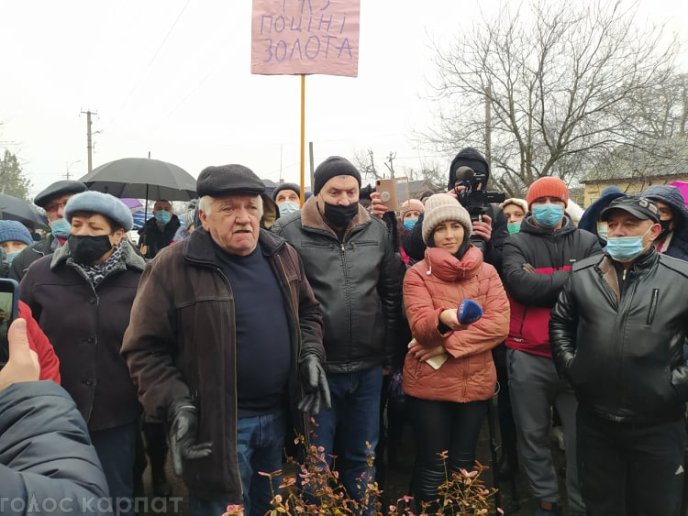 Закарпатцям увірвався терпець: що влаштували люди біля однієї з філій "Закарпатгазу" – 04 Закарпатцям увірвався терпець: що влаштували люди біля однієї з філій "Закарпатгазу" – 04