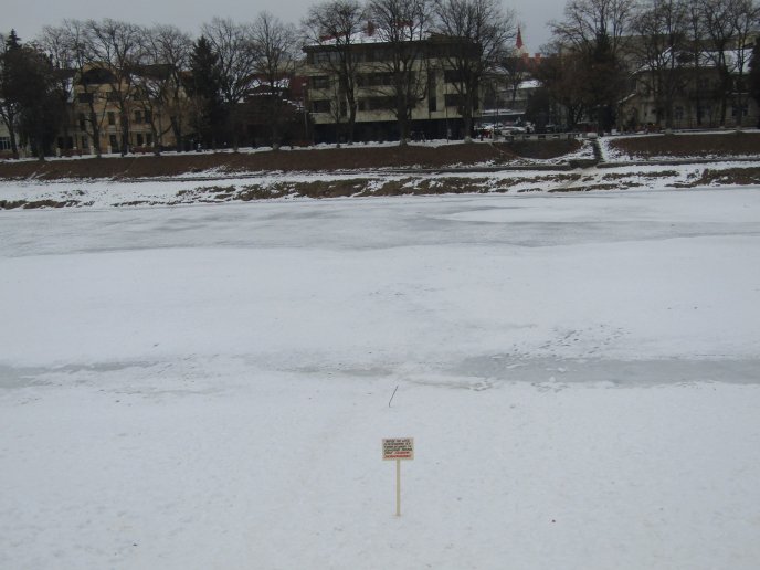 Ужгородські комунальники встановили попереджувальні таблички біля водойм – 03