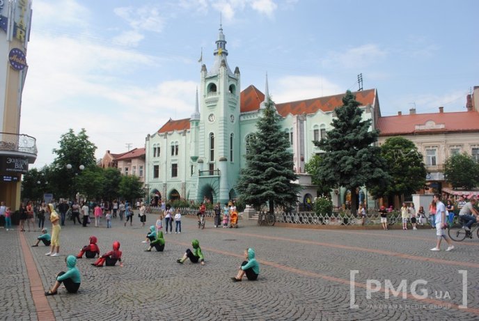 У центрі Мукачева дітвора розважається та демонструє свої таланти – 06