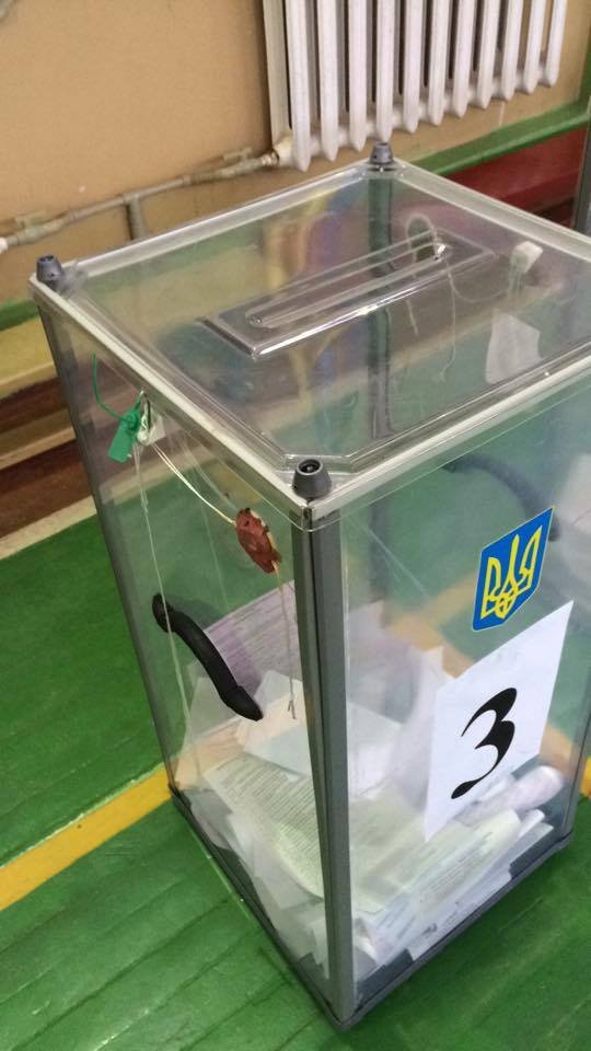 В Ужгороді на одній з дільниць спостерігач зафіксував пошкоджену пломбу на скрині для голосувань – 01