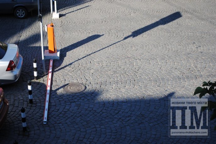Цієї ночі у Мукачеві невідомі відламали шлагбаум, що знаходиться при в’їзді в центральну частину міста (ФОТО) – 07